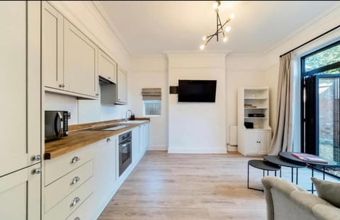 Freshly decorated apartment 10 mins from Cotswolds Child Friendly Great location with plenty of nearby free parking freestanding bath and outdoor private terrace area Apartment in Evesham