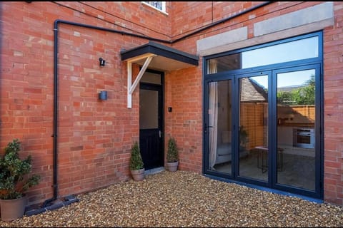 Freshly decorated apartment 10 mins from Cotswolds Child Friendly Great location with plenty of nearby free parking freestanding bath and outdoor private terrace area Apartment in Evesham