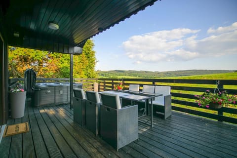Neighbourhood, Hot Tub, Seating area, Dining area, Garden view
