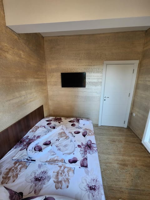 Bed, TV and multimedia, Photo of the whole room, Bedroom, wardrobe