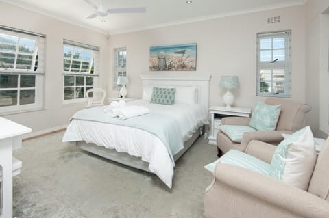 Bed, Seating area, Bedroom