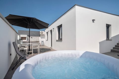 Property building, Patio, Balcony/Terrace, Swimming pool