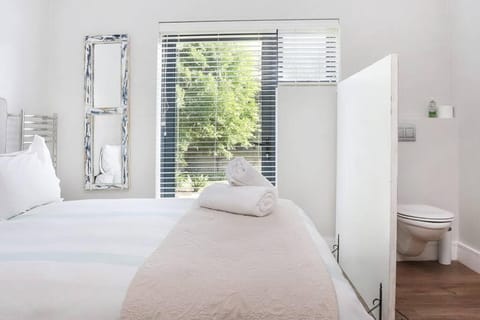 Toilet, Bed, Photo of the whole room, Bedroom, towels