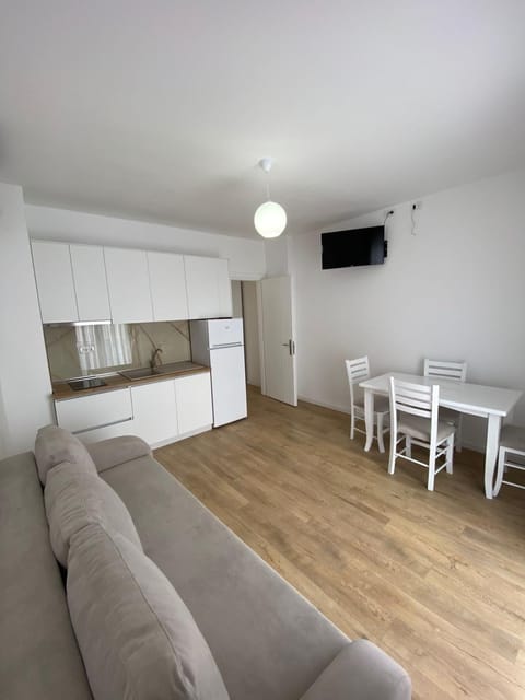TV and multimedia, Kitchen or kitchenette, Living room, Seating area, Dining area