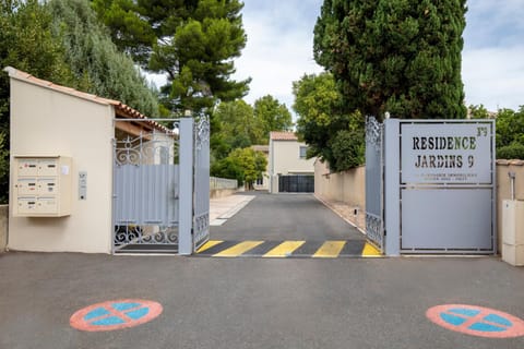 Neighbourhood, Street view