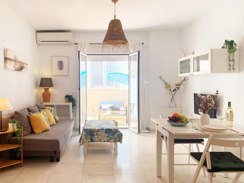 TV and multimedia, Kitchen or kitchenette, Living room, Dining area, air conditioner