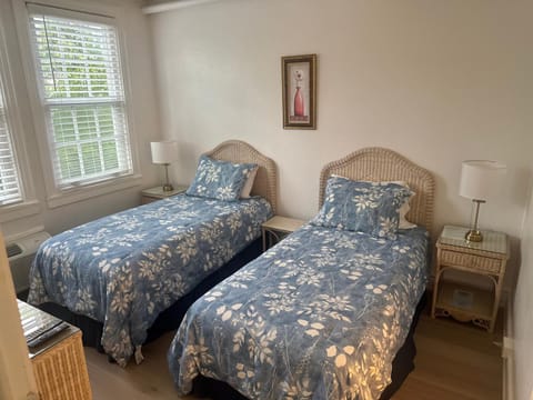 TROPICAL Palm Beach NEW SUITE 3 Beds 2 BEDRS &2BATHROOMS ENSUITE BEACH 5 MINOutdoorPOOL Garden Apartment hotel in Palm Beach