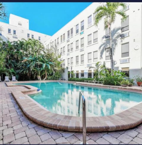 TROPICAL Palm Beach NEW SUITE 3 Beds 2 BEDRS &2BATHROOMS ENSUITE BEACH 5 MINOutdoorPOOL Garden Apartment hotel in Palm Beach