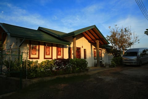 Property building, Facade/entrance, Garden, Parking