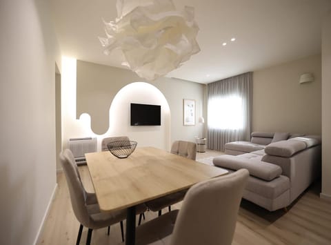 Bed, Photo of the whole room, Seating area, Dining area, Bedroom