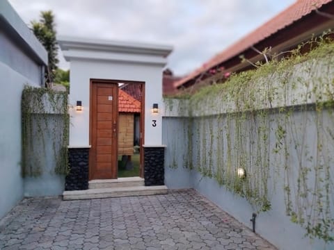Property building, Facade/entrance, Day
