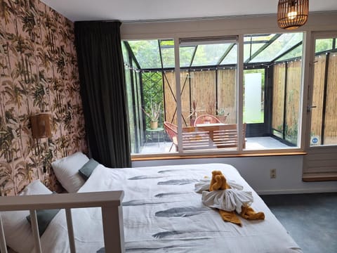 Bed, Garden, Living room, Bedroom, towels