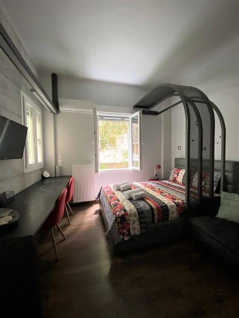 Bed, TV and multimedia, Photo of the whole room