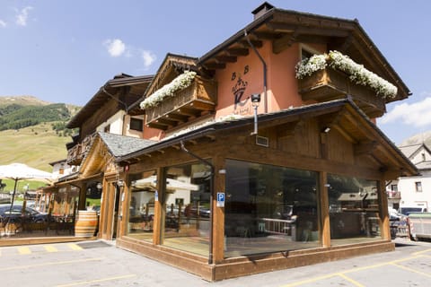 Facade/entrance, Summer, Mountain view