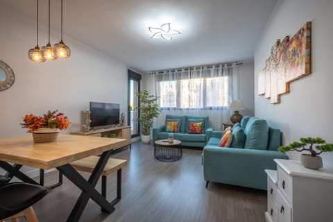 TV and multimedia, Living room, Seating area, Dining area