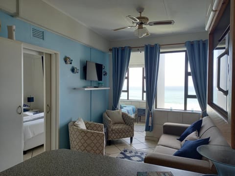 Bed, TV and multimedia, Living room, Photo of the whole room, Seating area, Bedroom, fireplace