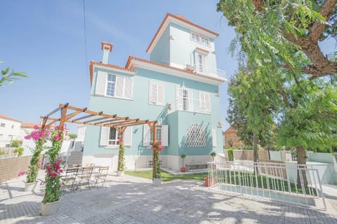 Property building, Day, Garden, Balcony/Terrace, Inner courtyard view