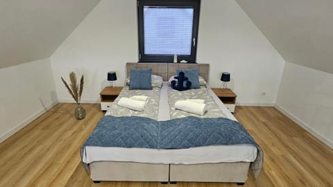 Bed, Photo of the whole room, Bedroom, towels