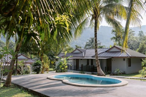 Baan Gatto Bed and Breakfast in Khuekkhak