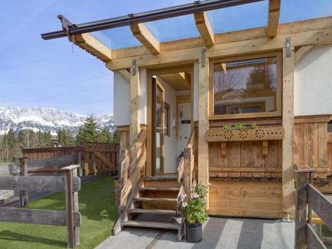 Property building, Day, Balcony/Terrace