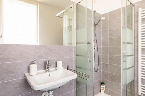 Shower, Bathroom, towels