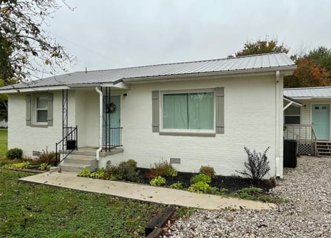 Newly Renovated Cozy Place Minutes From The Lake Apartment in Tennessee