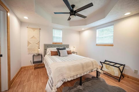 Light And Bright Cabin Close To Pates Ford Marina Cabin in Center Hill Lake