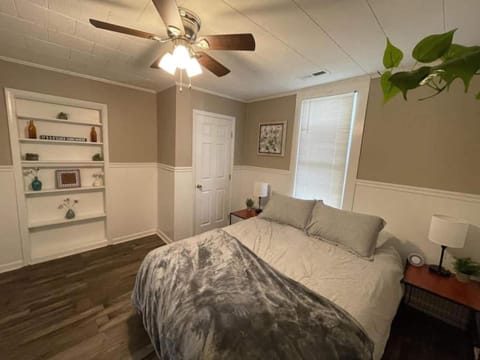 The Yellow Cottage By Tims Ford Lake House in Tennessee