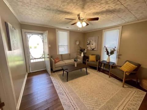 The Yellow Cottage By Tims Ford Lake House in Tennessee