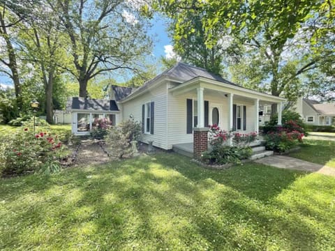 The Yellow Cottage By Tims Ford Lake House in Tennessee