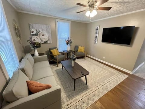 The Yellow Cottage By Tims Ford Lake House in Tennessee