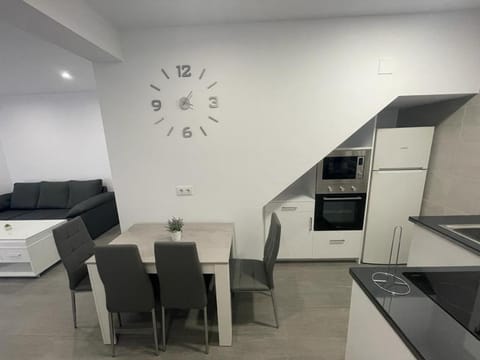 Kitchen or kitchenette, Living room, Dining area, minibar, pet friendly