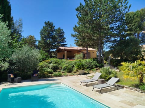 Proche Uzès petit gîte avec grande cuisine d'été et piscine House in Provence-Alpes-Côte d'Azur