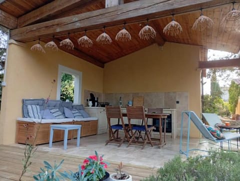Proche Uzès petit gîte avec grande cuisine d'été et piscine House in Provence-Alpes-Côte d'Azur