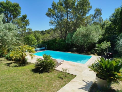 Proche Uzès petit gîte avec grande cuisine d'été et piscine House in Provence-Alpes-Côte d'Azur