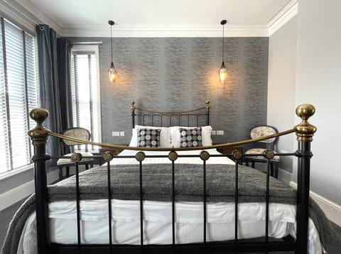 Bed, Bedroom, hair dresser