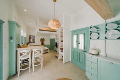 Kitchen or kitchenette, Seating area