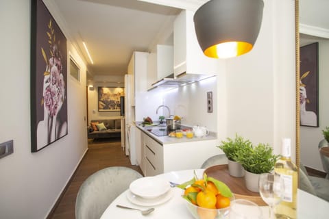 Kitchen or kitchenette, Food and drinks, Dining area, stove