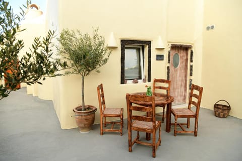 Patio, Facade/entrance, Dining area