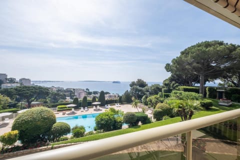 Elegant 3-Room Apartment with Terrace Pool & Island Views Apartment in Cannes