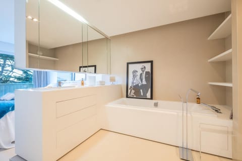 Elegant 3-Room Apartment with Terrace Pool & Island Views Apartment in Cannes