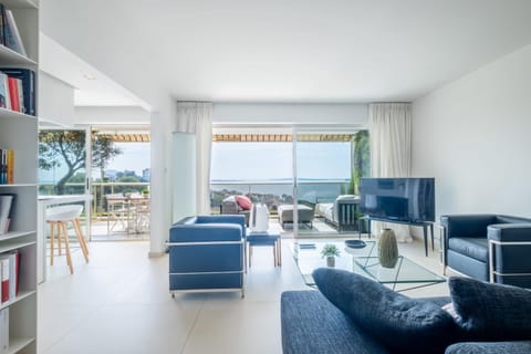 Elegant 3-Room Apartment with Terrace Pool & Island Views Apartment in Cannes