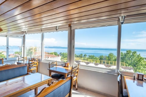 Restaurant/places to eat, Balcony/Terrace, Sea view
