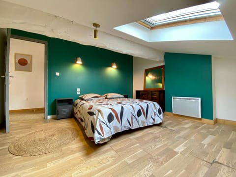 Bed, Photo of the whole room, Bedroom