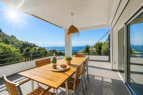 View (from property/room), Balcony/Terrace, Dining area, Sea view
