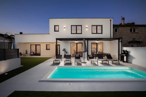 Property building, Balcony/Terrace, Swimming pool