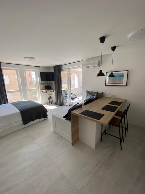TV and multimedia, Photo of the whole room, Dining area, Bedroom