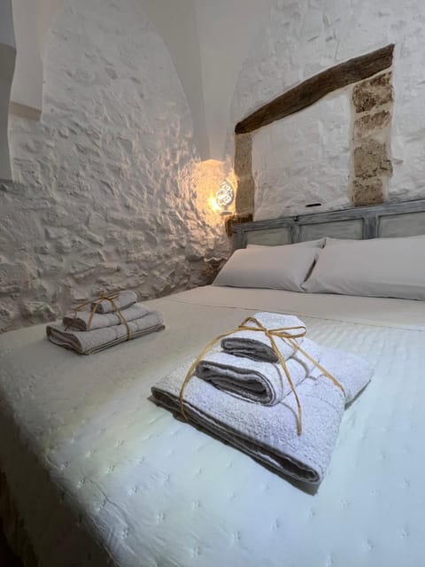 Bedroom, towels