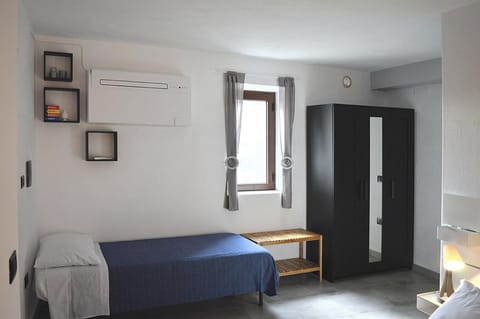 Bed, Photo of the whole room, internet, wardrobe, air conditioner