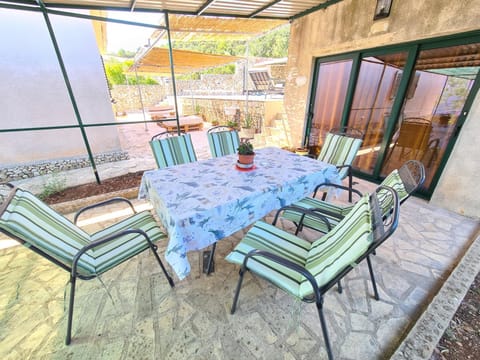 Patio, Day, Seating area, Dining area